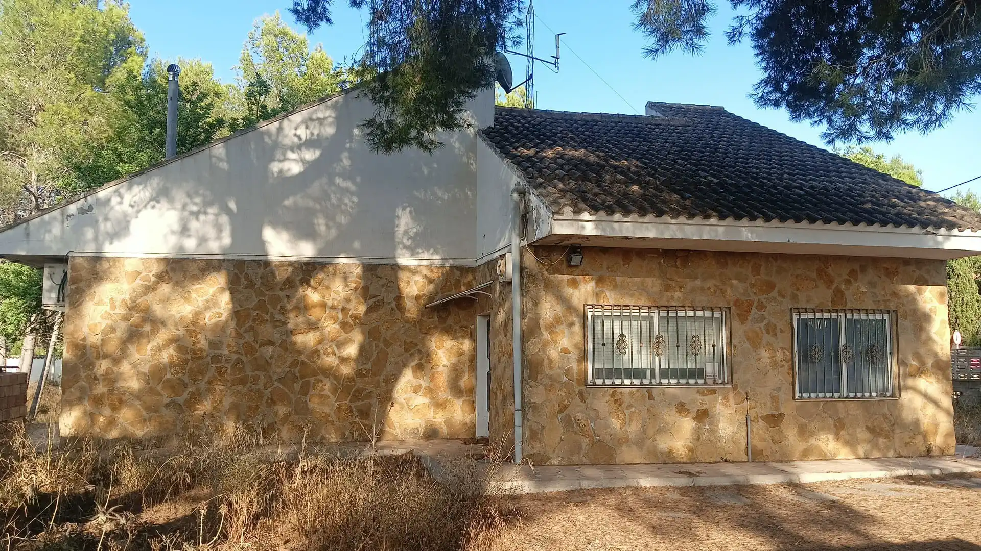 Vista exterior de Casa o xalet en venda en Riba-roja de Túria amb Terrassa i Piscina