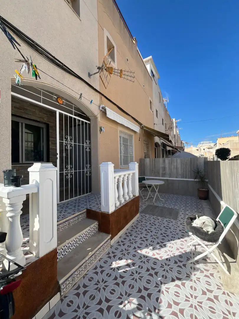 Vista exterior de Planta baixa de lloguer en Torrevieja amb Aire condicionat, Moblat i Piscina comunitària