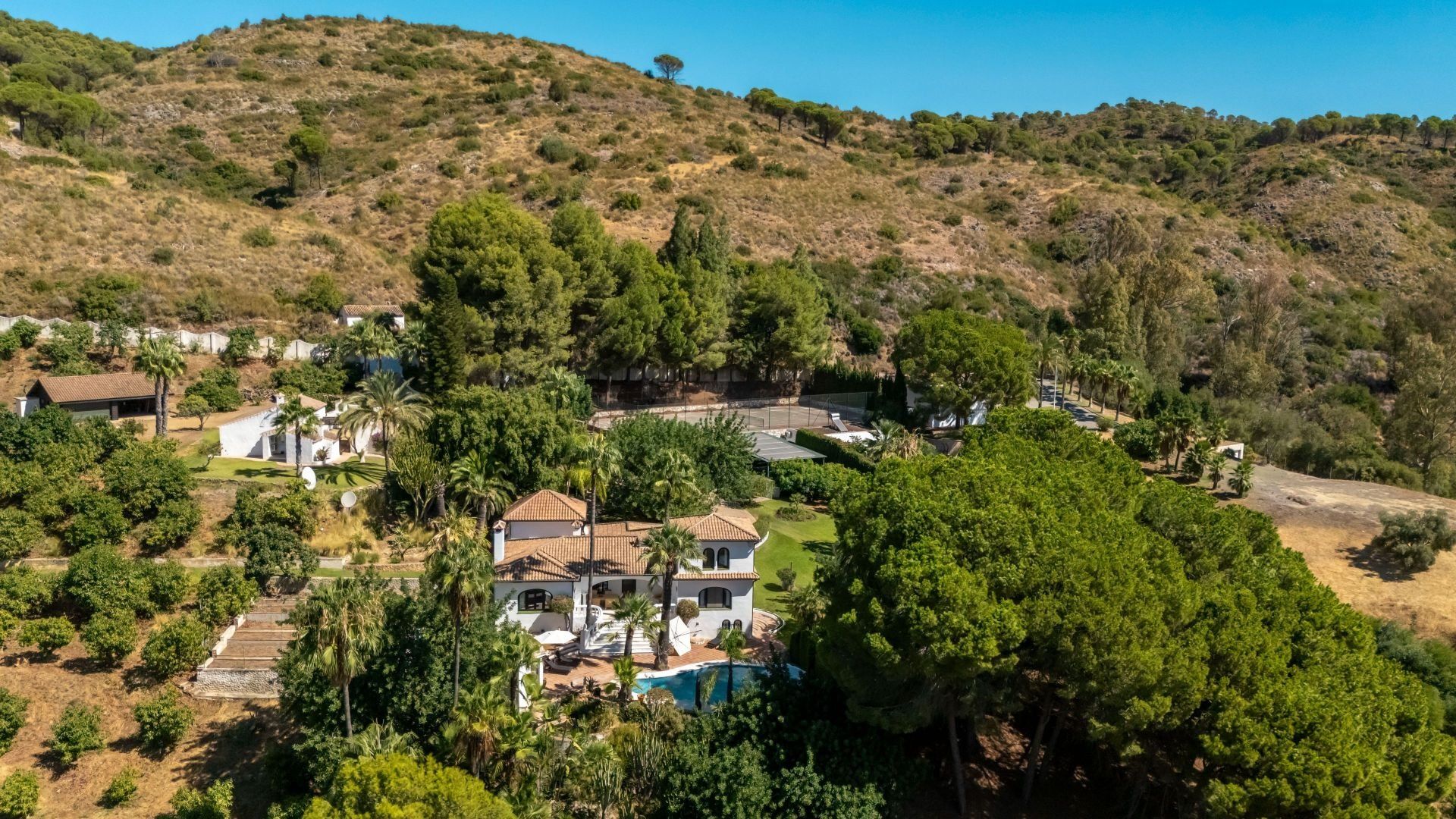 Vista exterior de Finca rústica en venda en Alhaurín El Grande amb Aire condicionat, Traster i Piscina