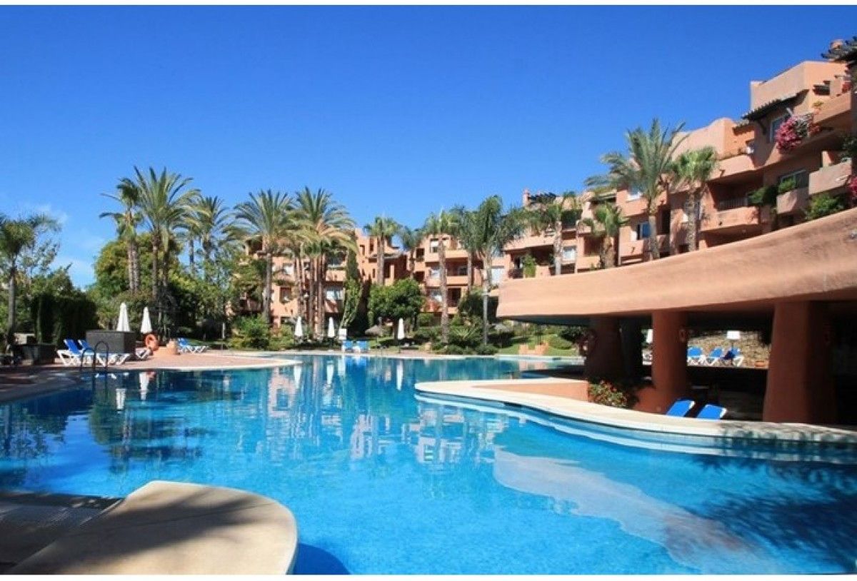 Vista exterior de Apartament en venda en Marbella amb Aire condicionat, Terrassa i Piscina