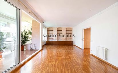 Sala d'estar de Pis en venda en  Barcelona Capital amb Calefacció, Parquet i Terrassa