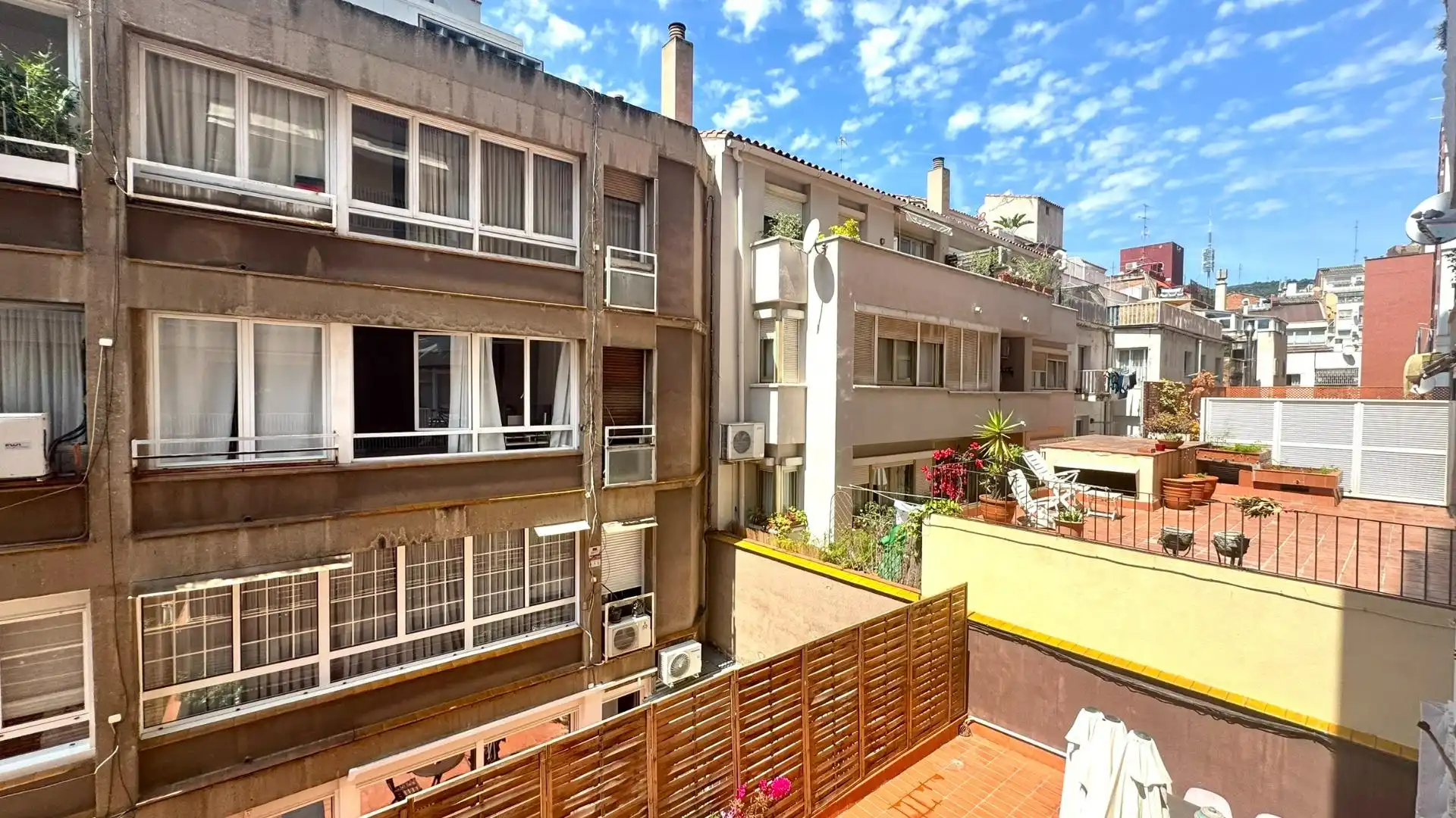 Vista exterior de Piso en venta en Barcelona con Aire acondicionado, Calefacción y Parquet