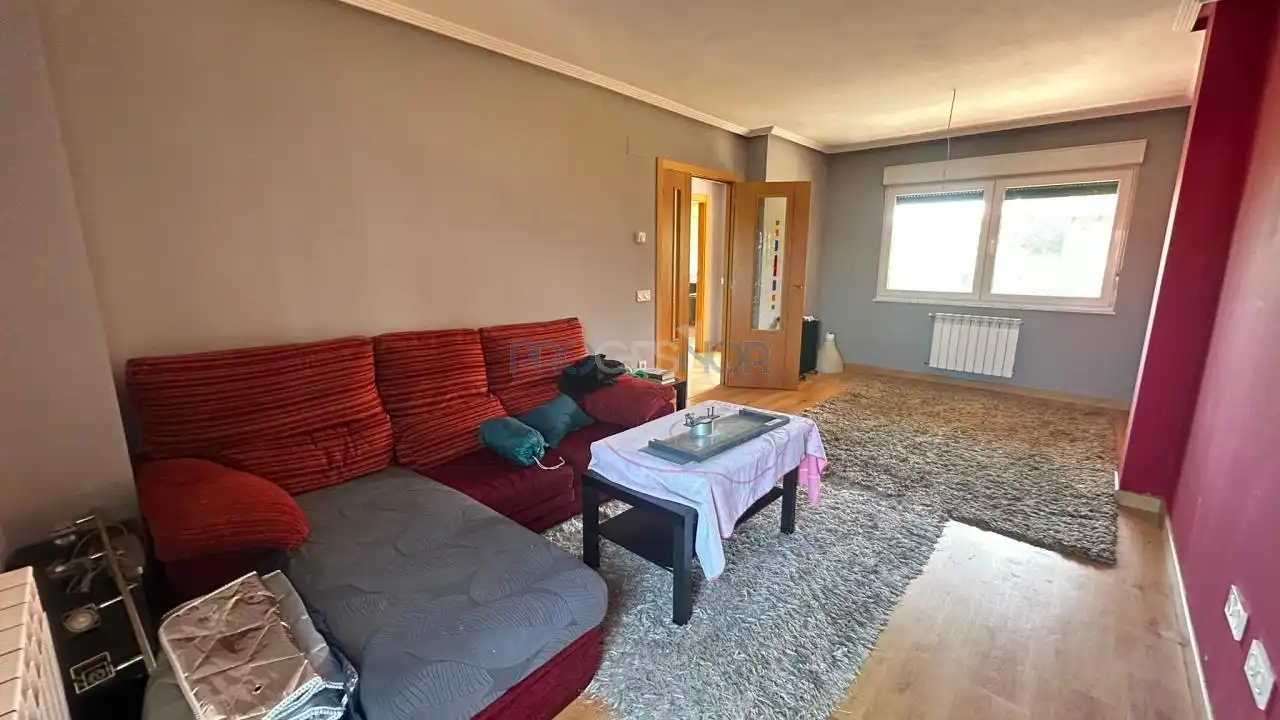 Sala d'estar de Casa adosada en venda en Onzonilla amb Calefacció, Jardí privat i Terrassa