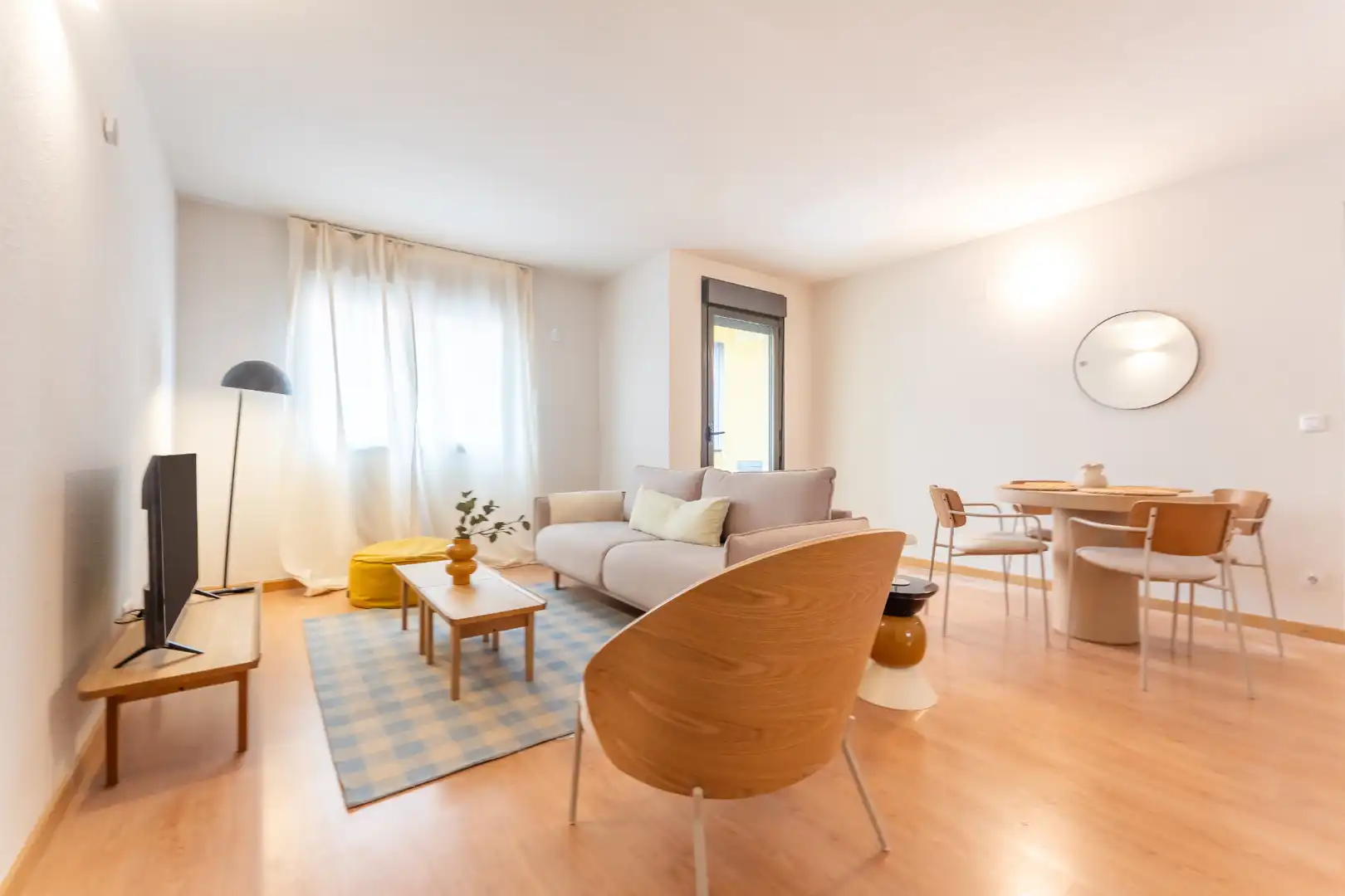 Living room of Flat for sale in  Madrid Capital  with Terrace, Storage room and Community pool