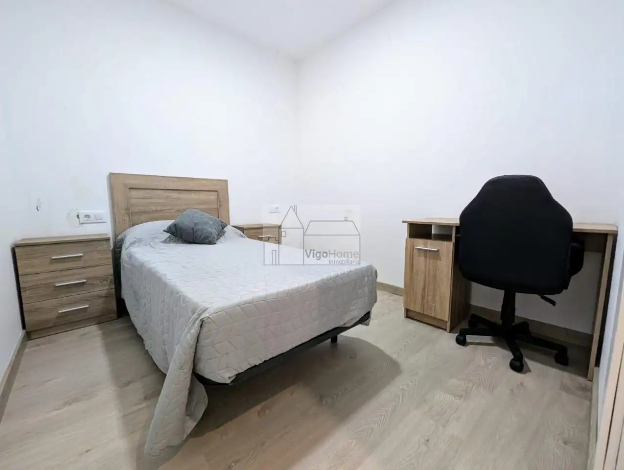 Bedroom of Flat for rent in Vigo   with Heating, Terrace and Storage room