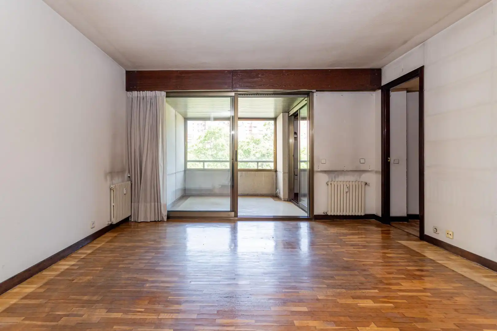 Living room of Flat for sale in Madrid  with Heating, Parquet flooring and Community pool