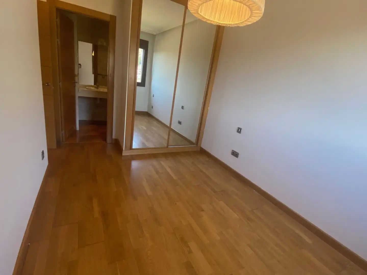 Habitación de Piso en venta en Oviedo  con Calefacción, Trastero y Balcón