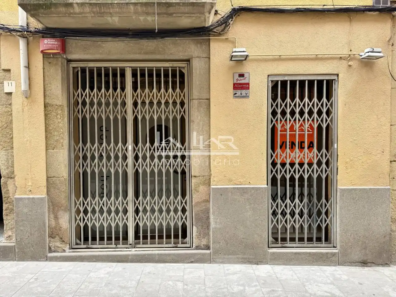 Vista exterior de Local en venda en Vic amb Aire condicionat