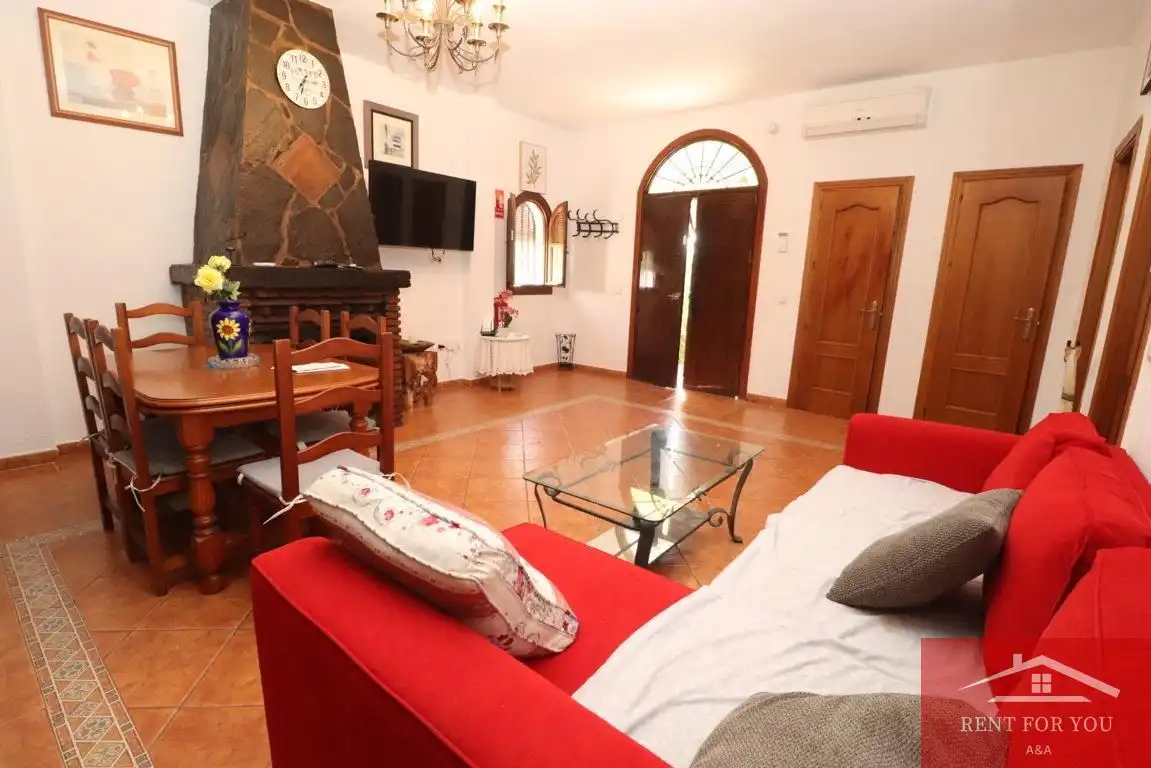 Sala d'estar de Casa o xalet de lloguer en Alozaina amb Aire condicionat, Jardí privat i Piscina