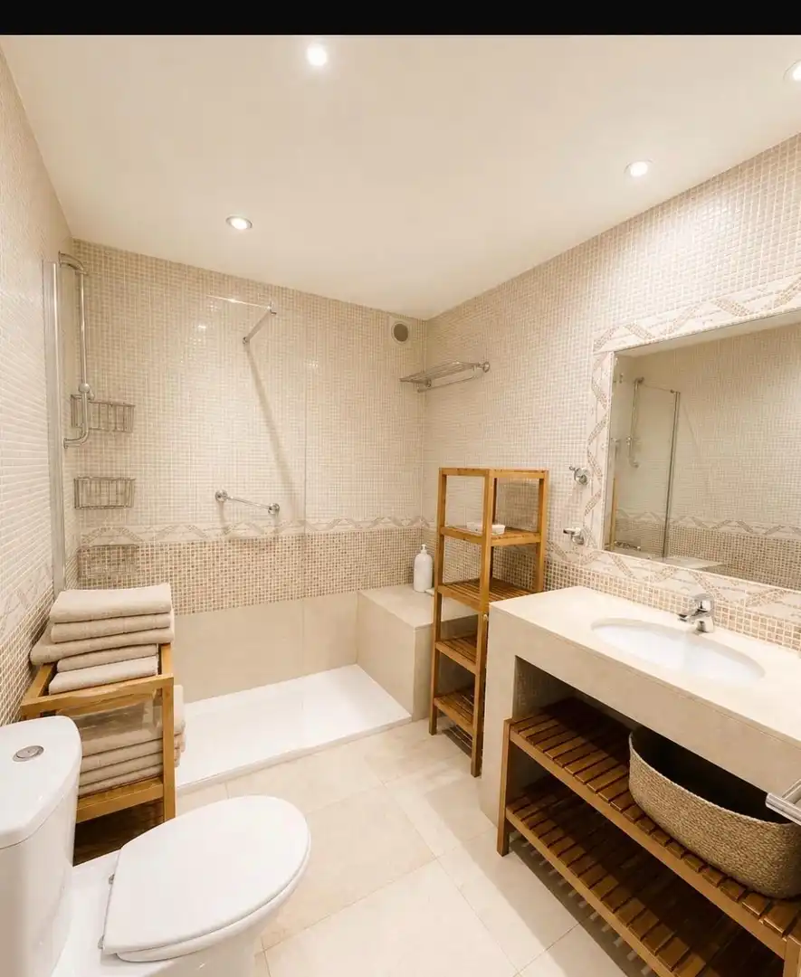 Bathroom of Flat for rent in Las Palmas de Gran Canaria  with Air Conditioner, Parquet flooring and Terrace