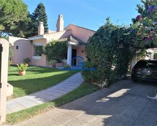 Vista exterior de Casa o xalet de lloguer en El Puerto de Santa María amb Aire condicionat i Piscina