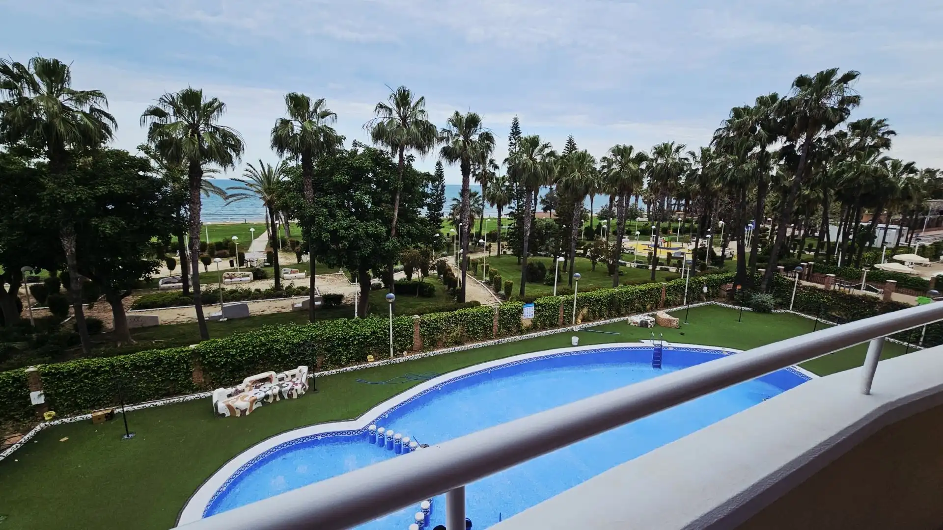 Apartment mit Pool zum Verkauf in Amplaries 13