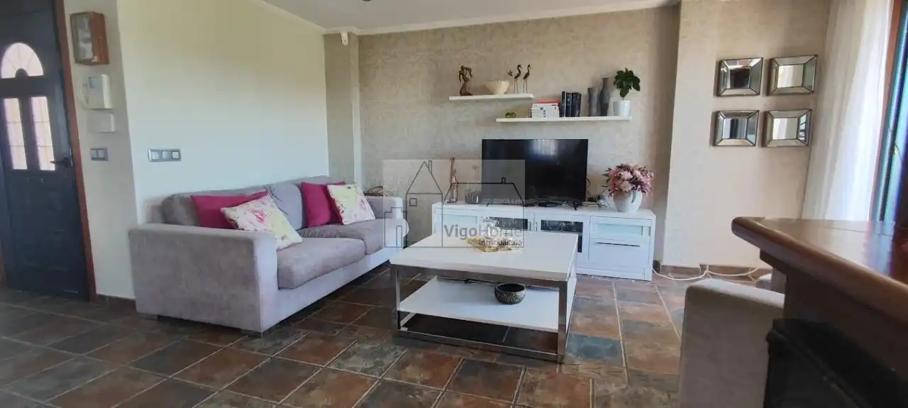 Sala d'estar de Casa o xalet en venda en Moaña amb Calefacció, Jardí privat i Terrassa