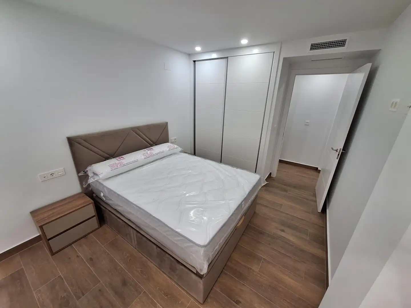 Habitación de Apartamento de alquiler en Torrevieja con Aire acondicionado, Calefacción y Amueblado