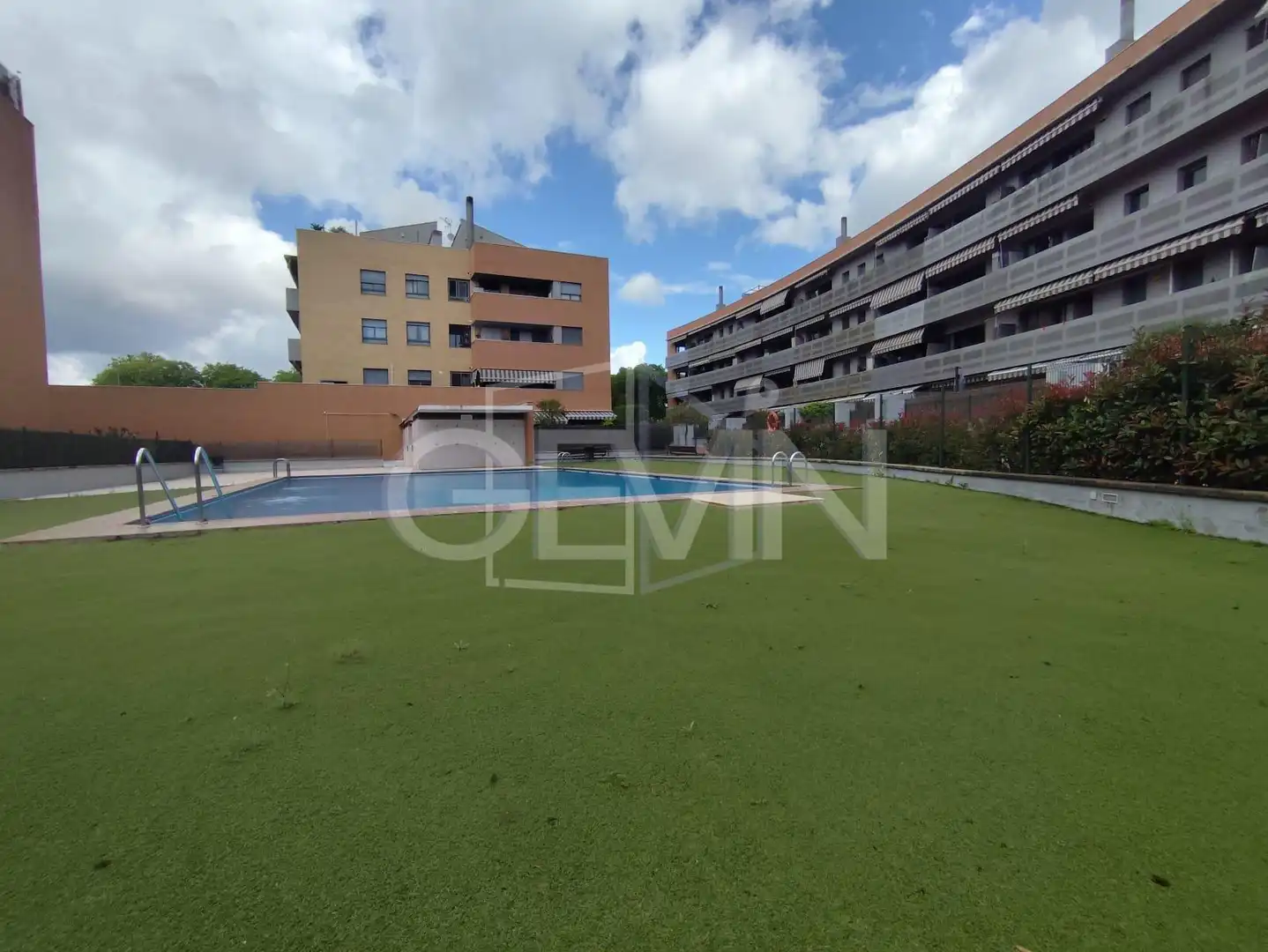 Piscina de Pis en venda en Santa Perpètua de Mogoda amb Aire condicionat, Calefacció i Jardí privat