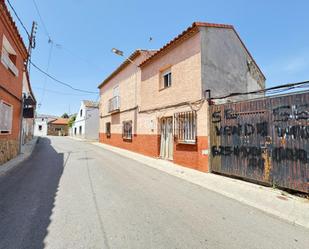 Vista exterior de Casa adosada en venda en Ciruelos amb Calefacció i Balcó