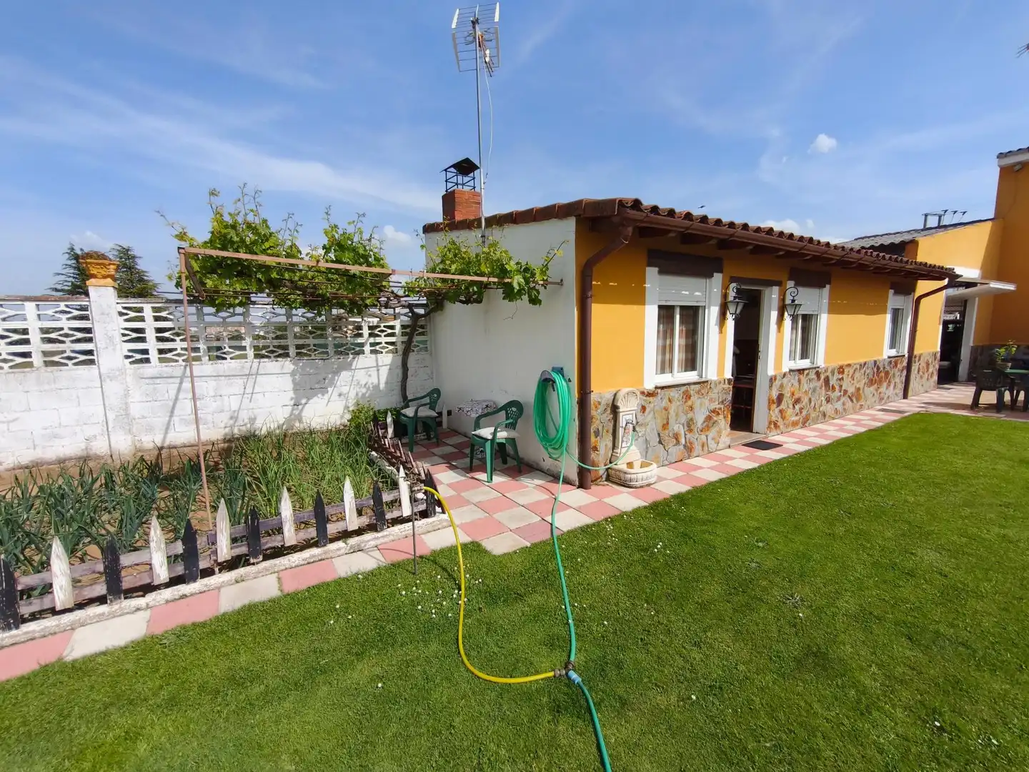 Jardí de Casa o xalet en venda en San Andrés del Rabanedo amb Calefacció, Terrassa i Piscina
