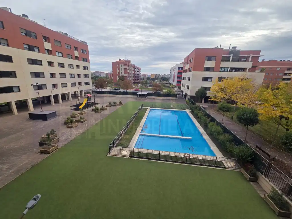 Piscina de Piso en venta en  Logroño