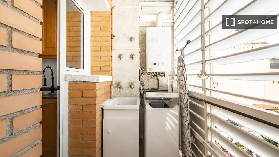 Terrassa de Pis per a compartir en L'Hospitalet de Llobregat amb Aire condicionat, Calefacció i Moblat