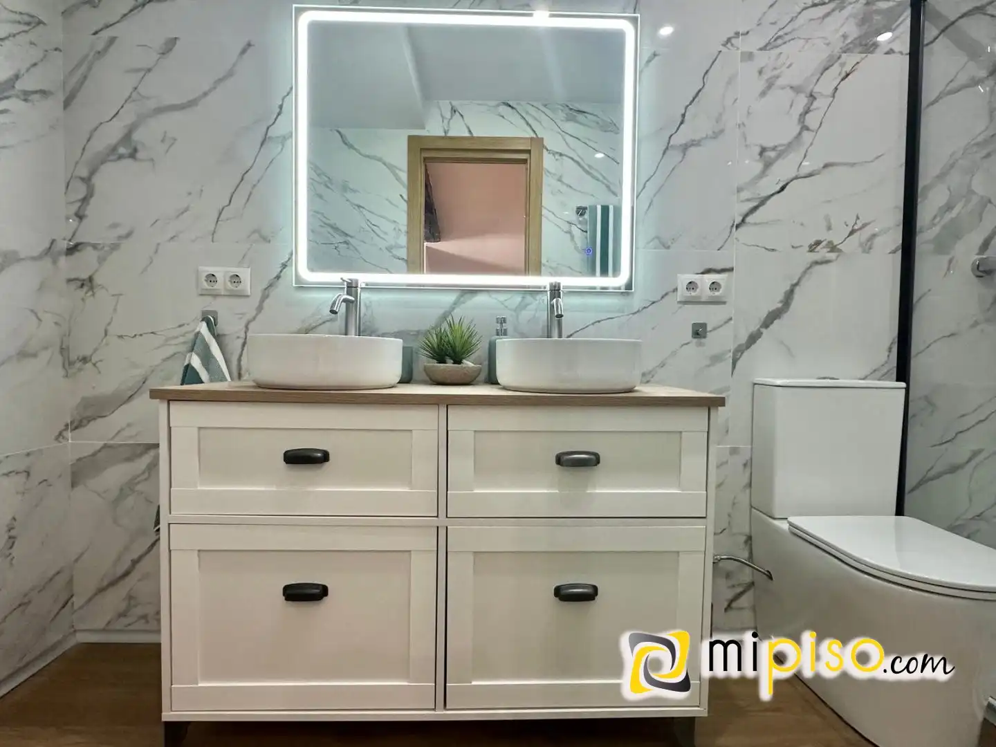 Baño de Piso en venta en Laredo con Calefacción, Amueblado y Balcón