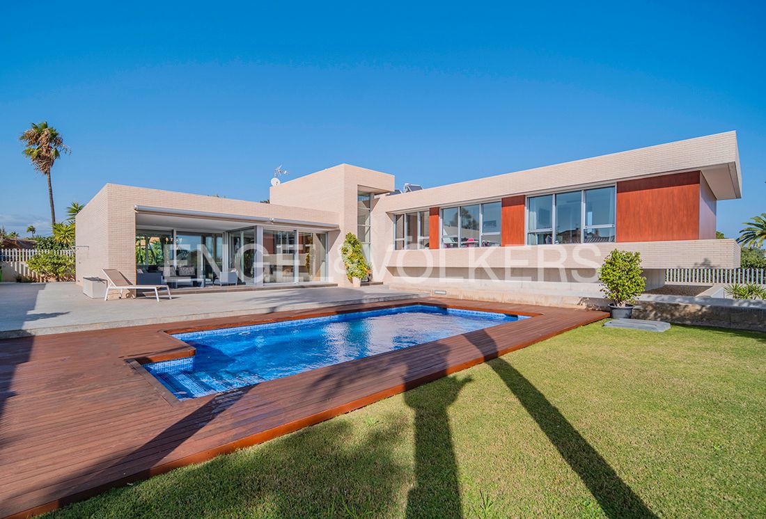 Exterior view of House or chalet for sale in San Vicente del Raspeig / Sant Vicent del Raspeig  with Air Conditioner, Heating and Private garden