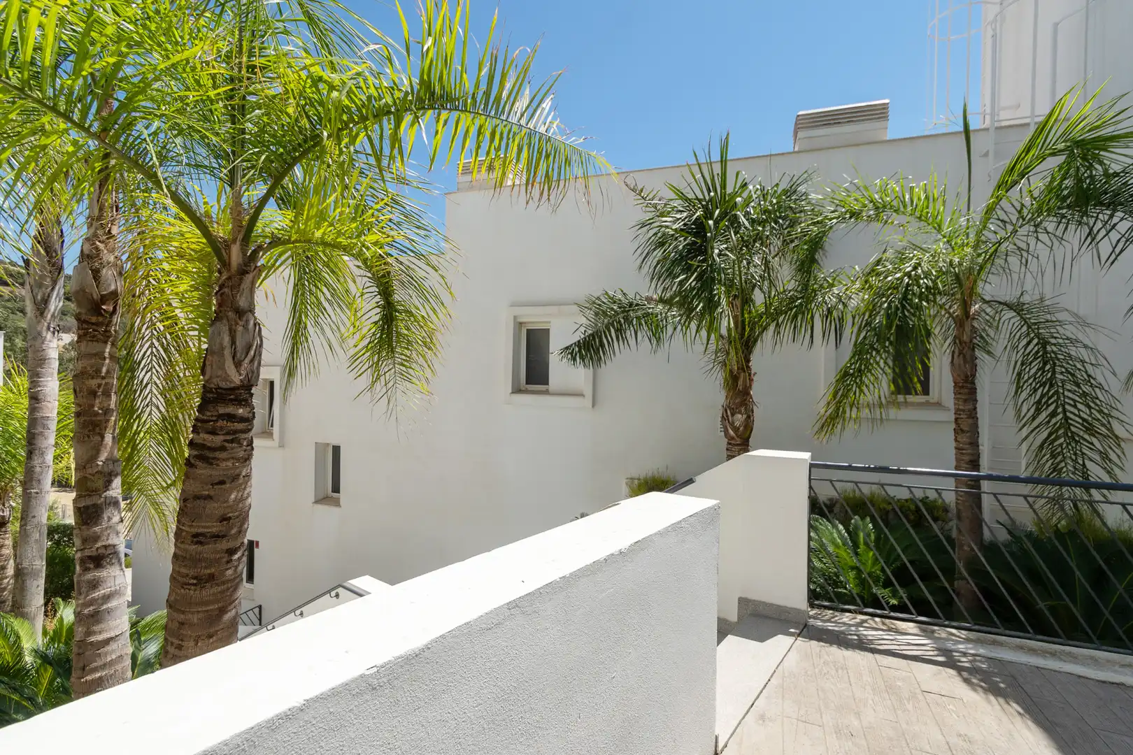 Vista exterior de Àtic de lloguer en Marbella amb Aire condicionat, Terrassa i Piscina