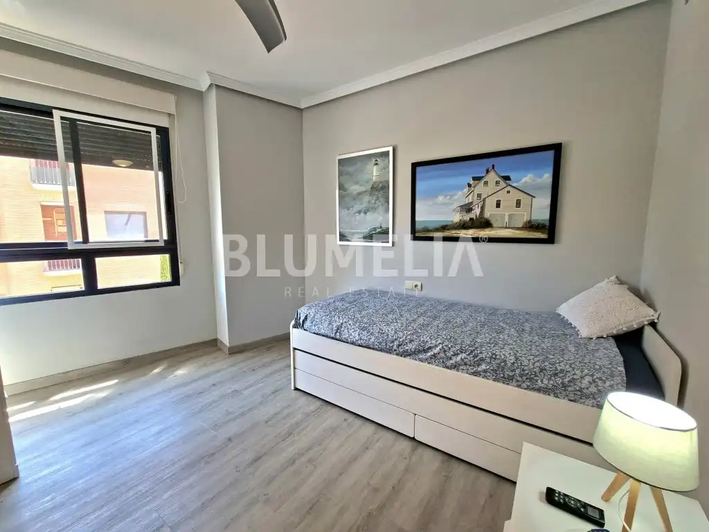 Habitación de Apartamento de alquiler en Dénia con Aire acondicionado, Calefacción y Jardín privado