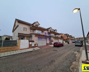 Vista exterior de Casa adosada en venda en Arcas del Villar amb Piscina