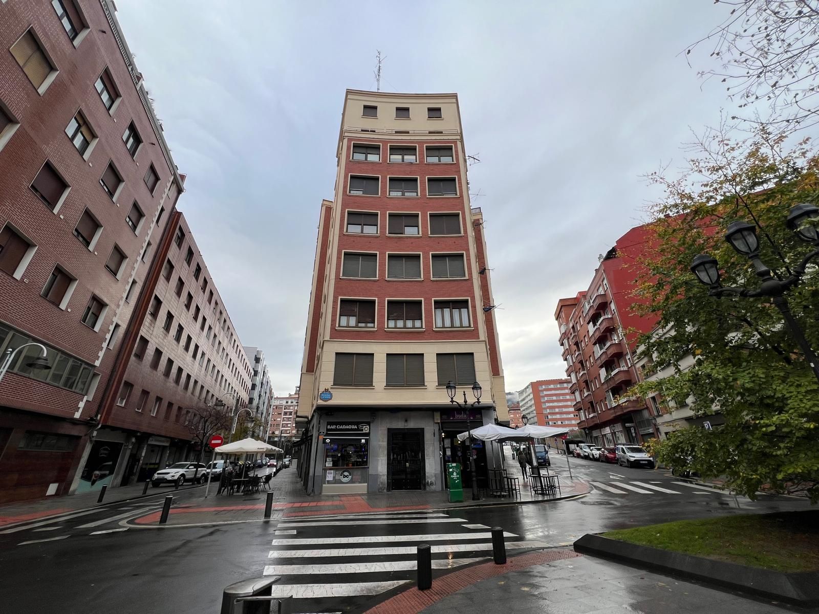 Vista exterior de Pis en venda en Bilbao  amb Calefacció