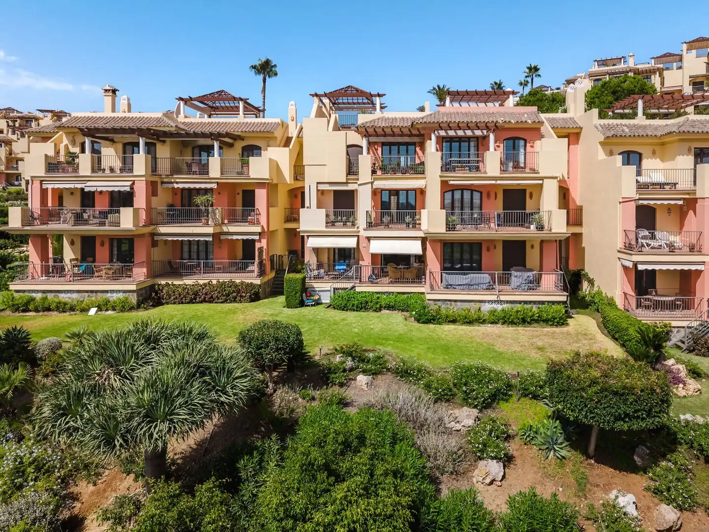 Exterior view of Flat for sale in Benahavís  with Air Conditioner, Terrace and Alarm