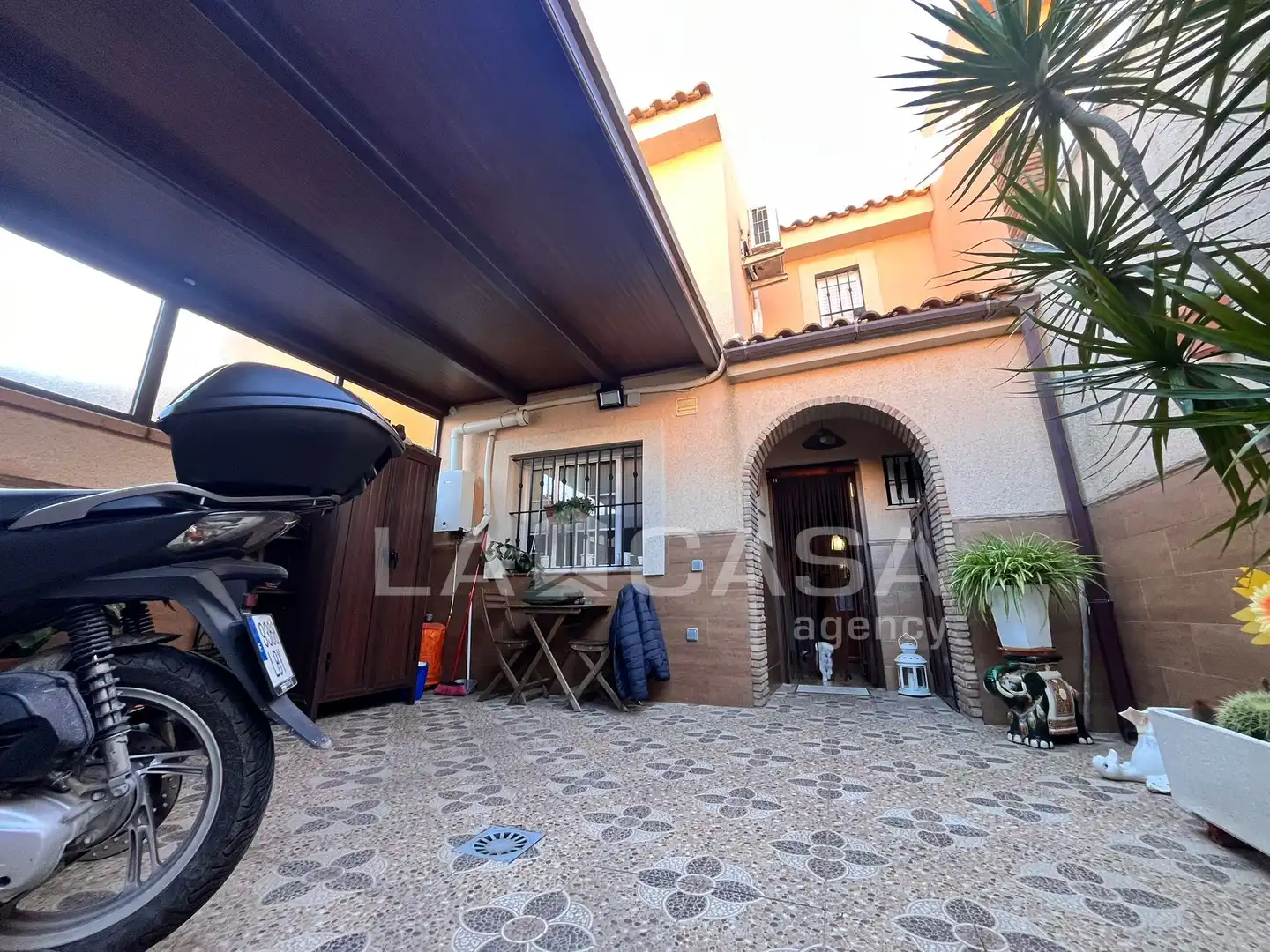 Außenansicht von Einfamilien-Reihenhaus zum Verkauf in Algeciras mit Klimaanlage, Abstellraum und Schwimmbad