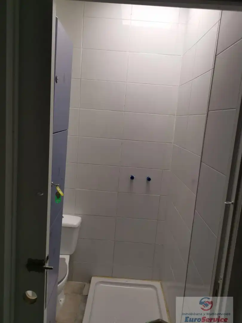 Baño de Local en venta en Valencia con Aire acondicionado y Amueblado