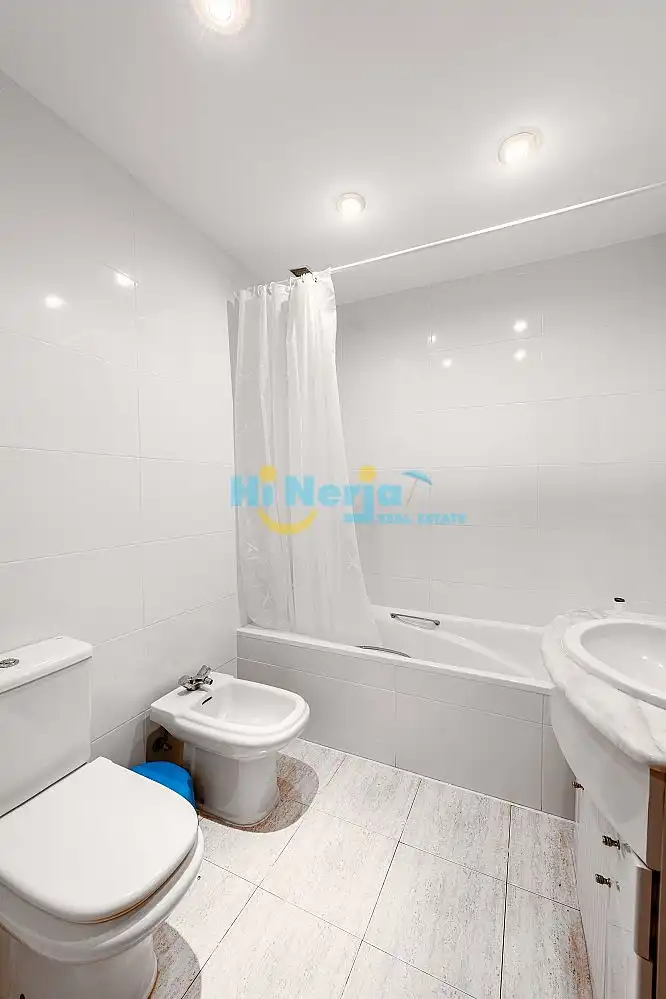 Apartamento con piscina en venta en Torre del Mar, imagen 18
