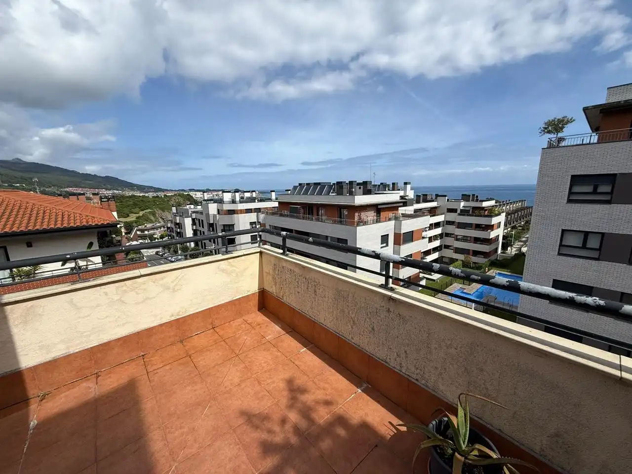 Vista exterior de Pis en venda en Castro-Urdiales amb Calefacció, Parquet i Terrassa