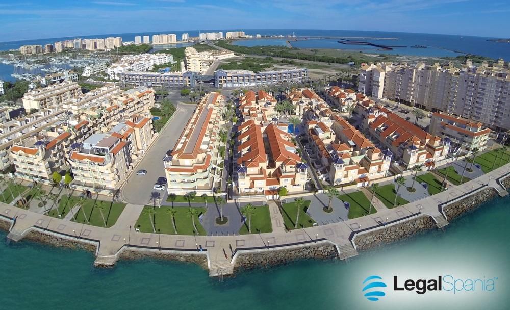 Vista exterior de Dúplex en venda en La Manga del Mar Menor amb Aire condicionat, Calefacció i Jardí privat