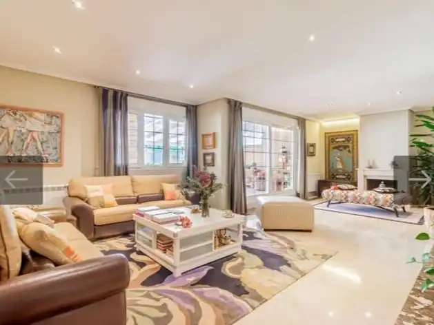 Sala d'estar de Casa o xalet en venda en Las Rozas de Madrid amb Aire condicionat i Terrassa