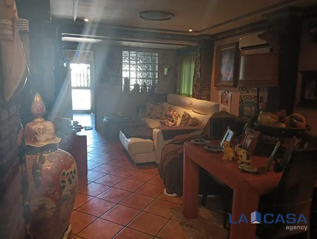 Sala d'estar de Casa adosada en venda en Algeciras amb Terrassa i Balcó