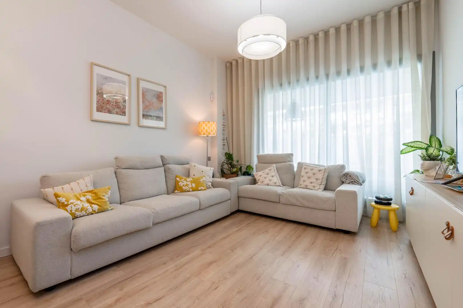 Sala de estar de Piso en venta en Granada con Calefacción, Amueblado y Piscina comunitaria