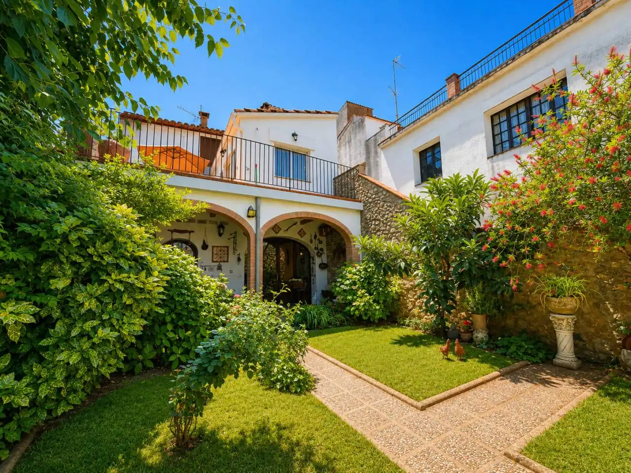Vista exterior de Casa o xalet en venda en Tortellà amb Jardí privat i Moblat