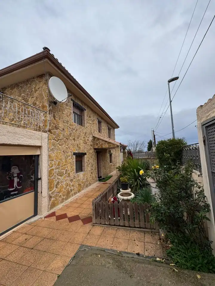 Vista exterior de Casa o xalet en venda en Cadrete amb Aire condicionat, Calefacció i Jardí privat