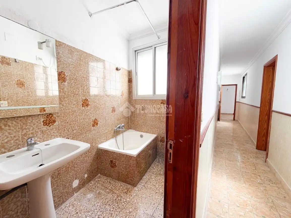Badezimmer von Dachboden zum Verkauf in Telde mit Terrasse, Möbliert und Balkon