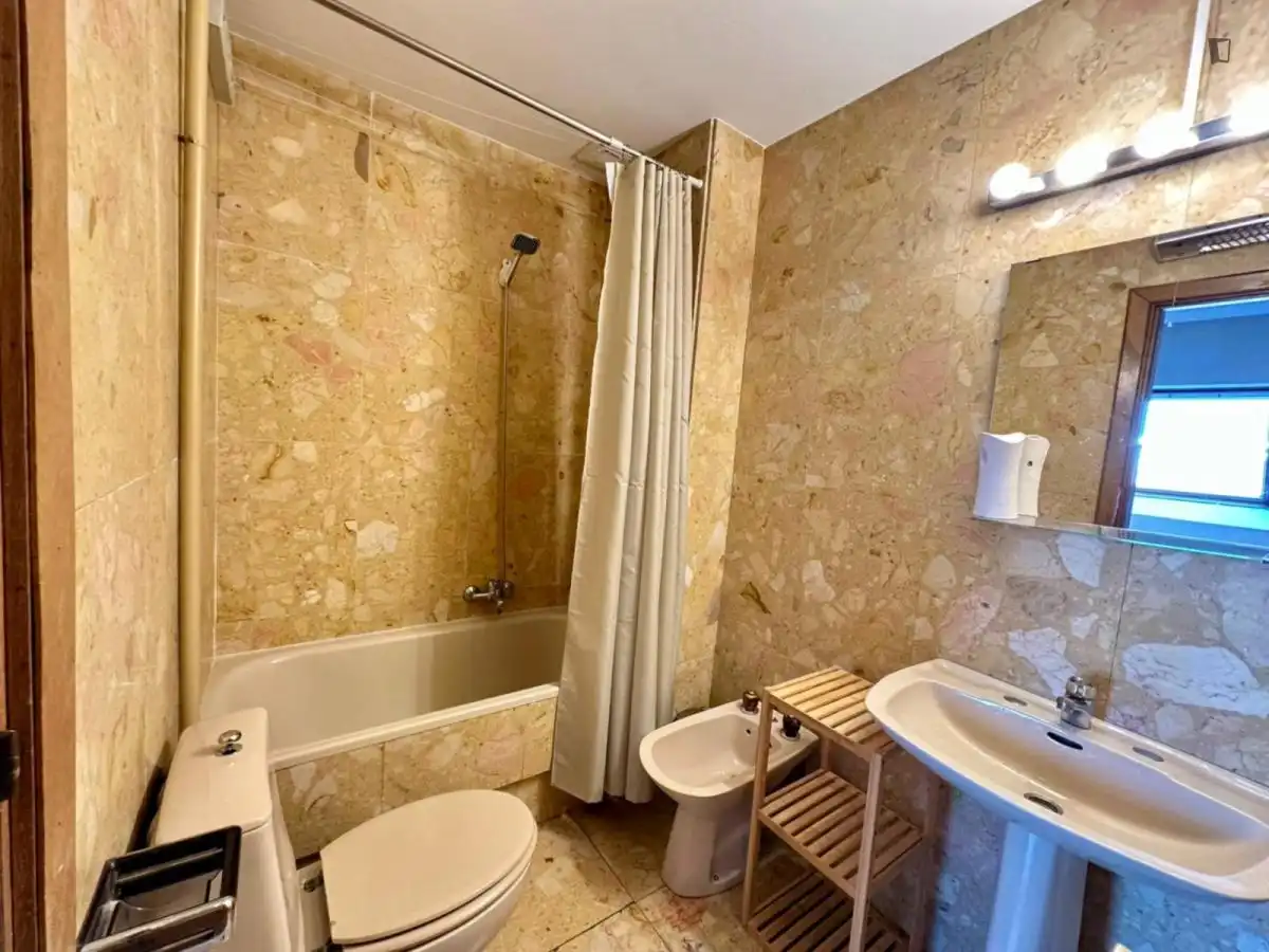 Bany de Apartament de lloguer en Madrid amb Calefacció, Moblat i Forn