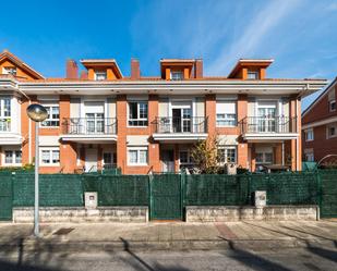 Vista exterior de Casa adosada en venda en Medio Cudeyo amb Calefacció, Jardí privat i Terrassa