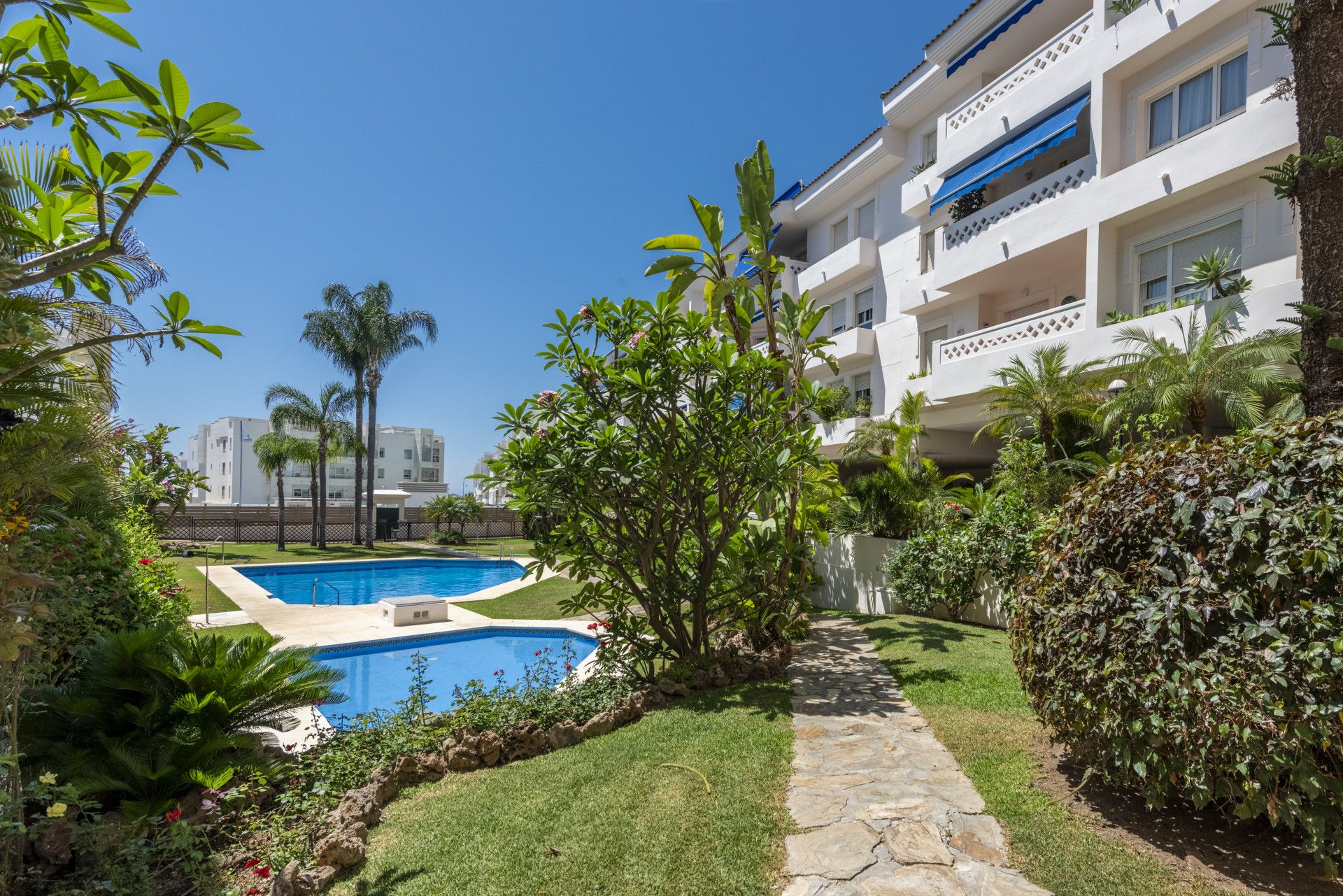 Jardí de Àtic en venda en Marbella amb Aire condicionat, Terrassa i Piscina
