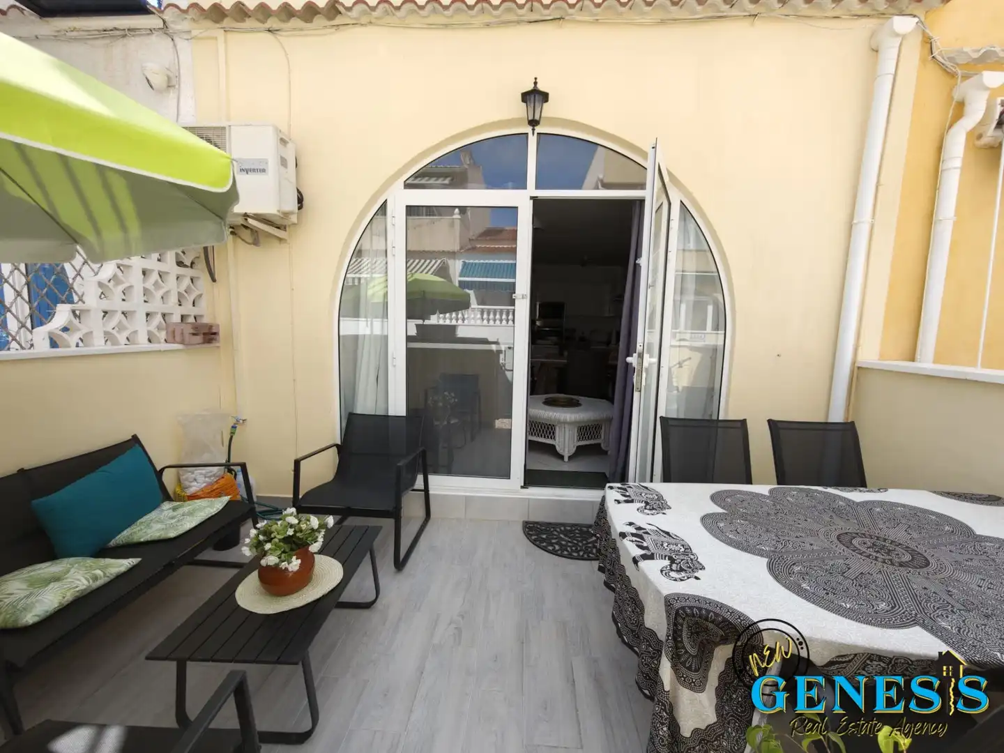 Semi-detached house with terrace for sale in Calle Liszt 269