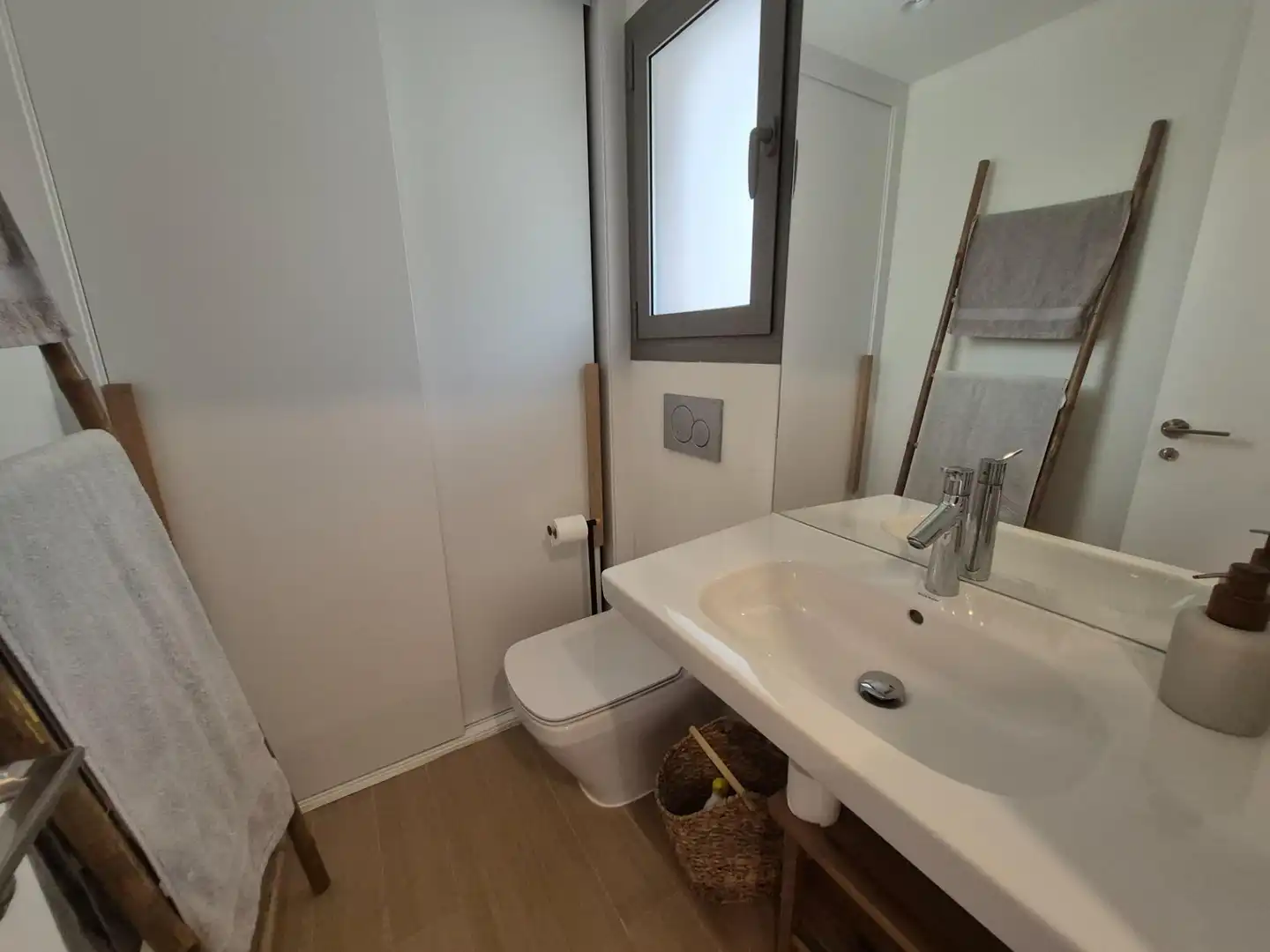 Badezimmer von Wohnung zur Miete in Mijas mit Klimaanlage, Privatgarten und Terrasse