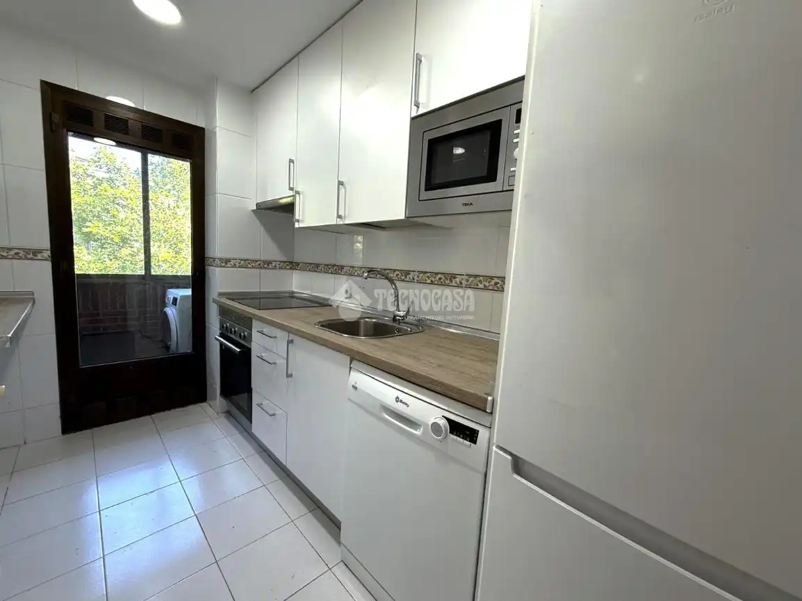 Kitchen of Flat for rent in Madrid  with Parquet flooring, Storage room and Balcony