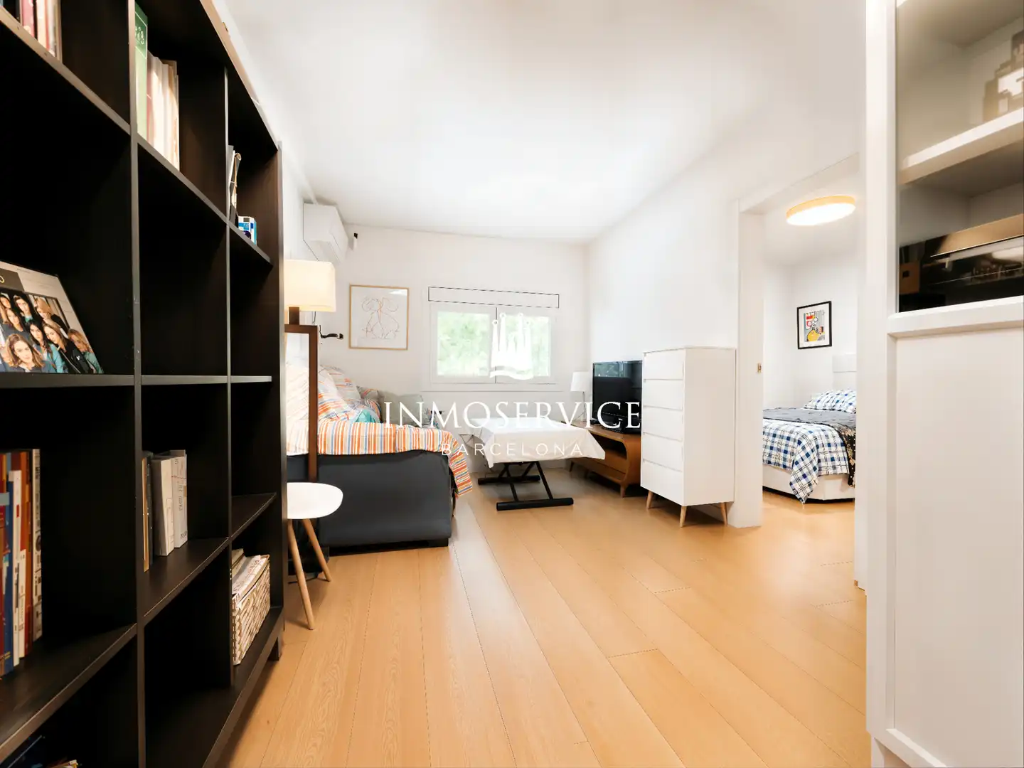 Exterior view of Flat for sale in Barcelona  with Air Conditioner and Oven