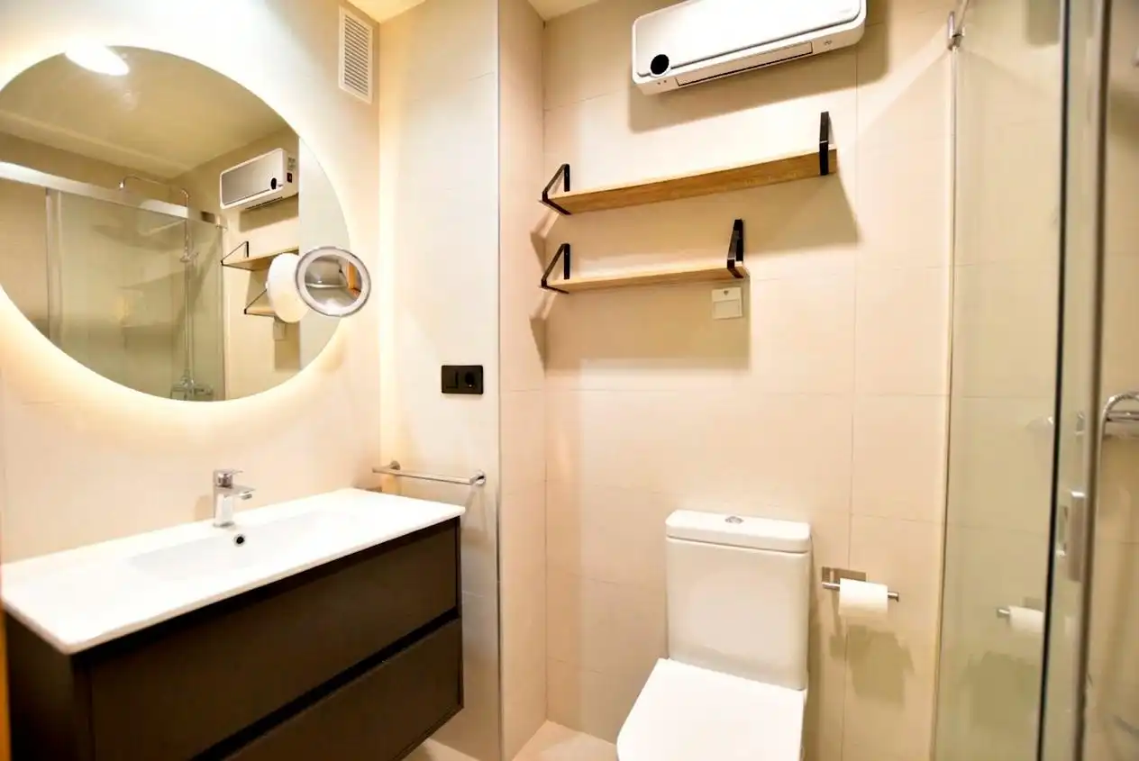 Badezimmer von Wohnung zur Miete in Granada mit Klimaanlage, Heizung und Terrasse