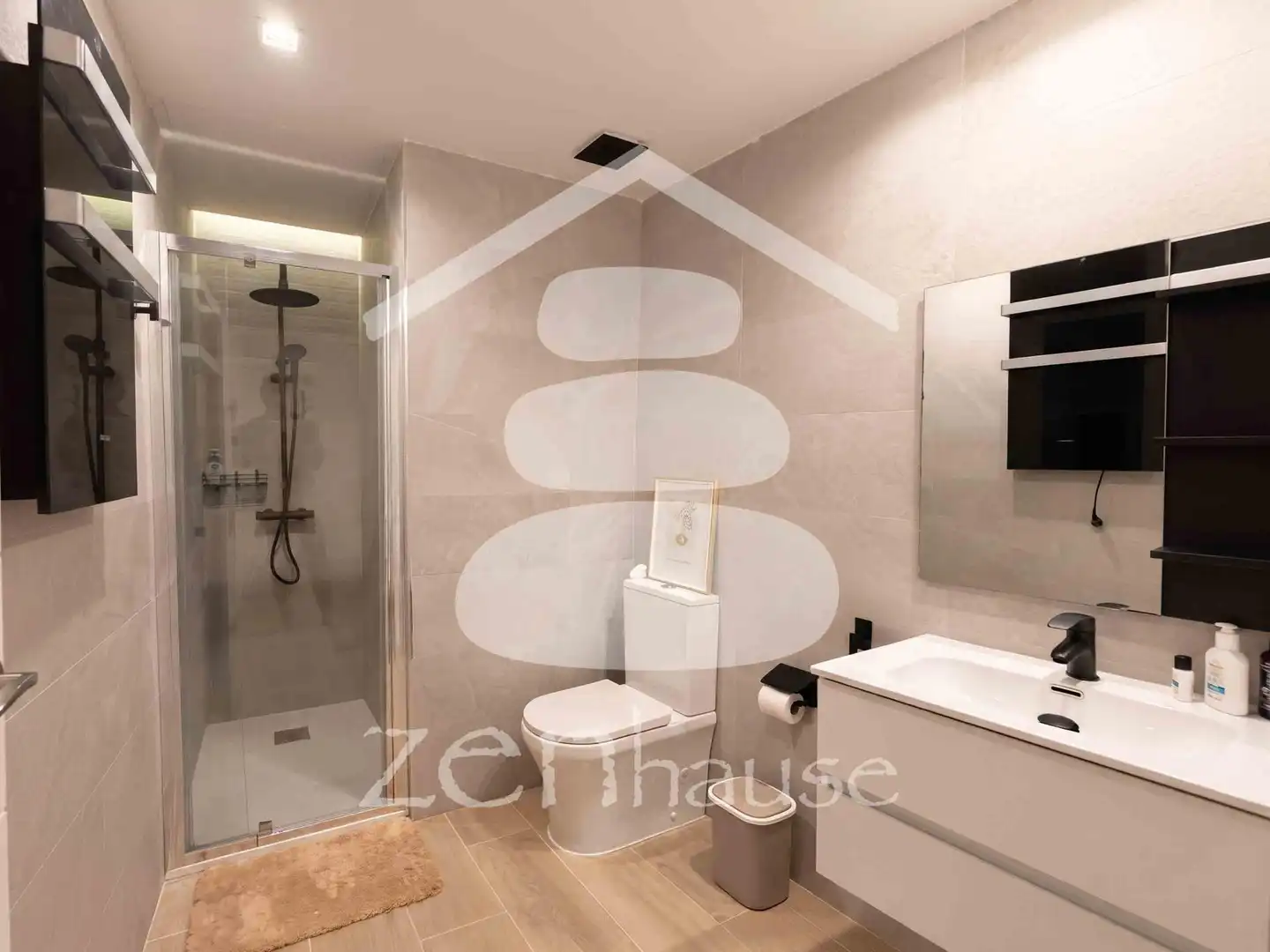 Bathroom of Flat for rent in Madrid  with Air Conditioner and Heating